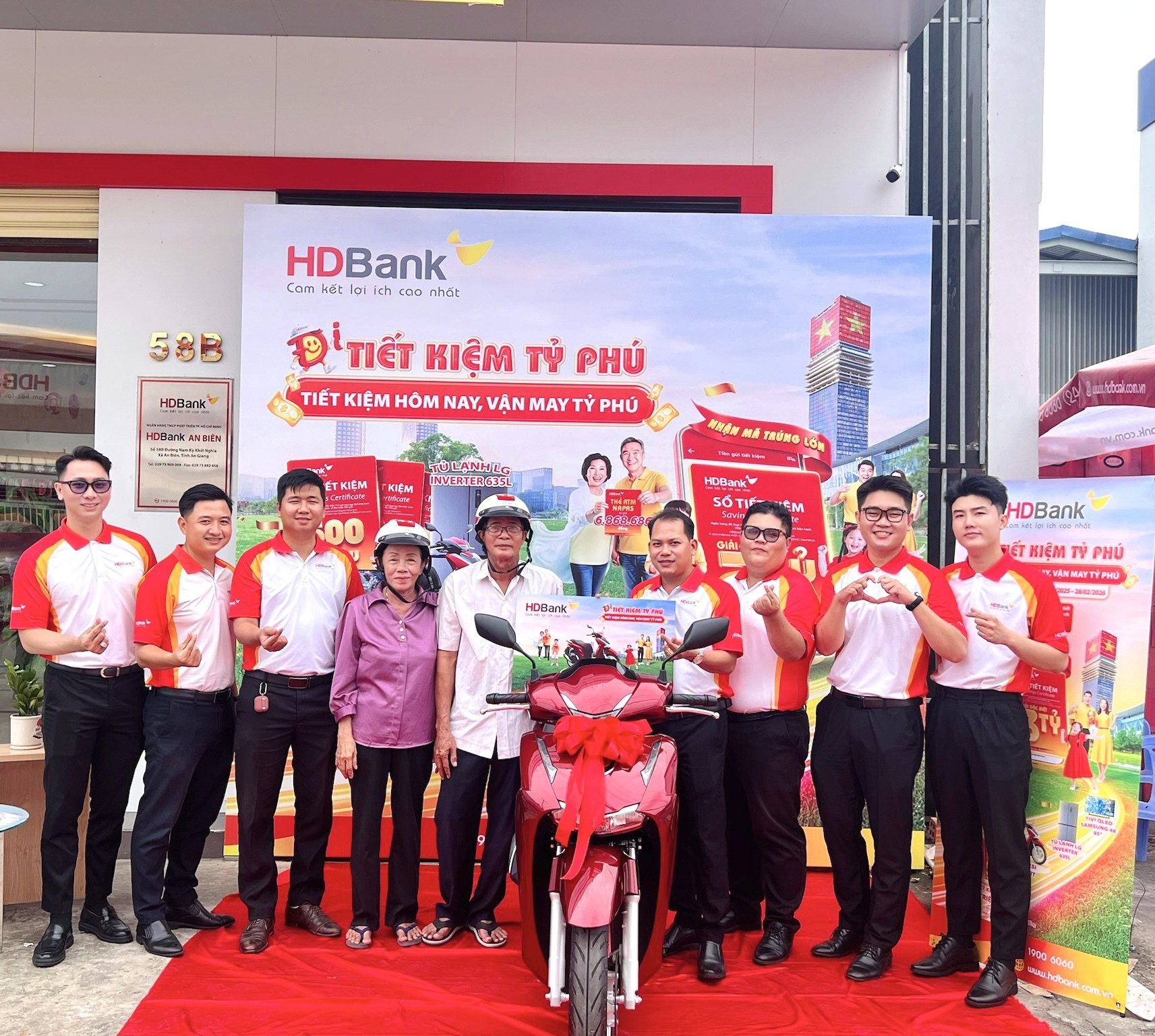 “Hạnh Phúc” gọi tên khách hàng HDBank: Hơn 10 năm đồng hành, gửi tiết kiệm bất ngờ trúng thưởng 3 tỷ đồng