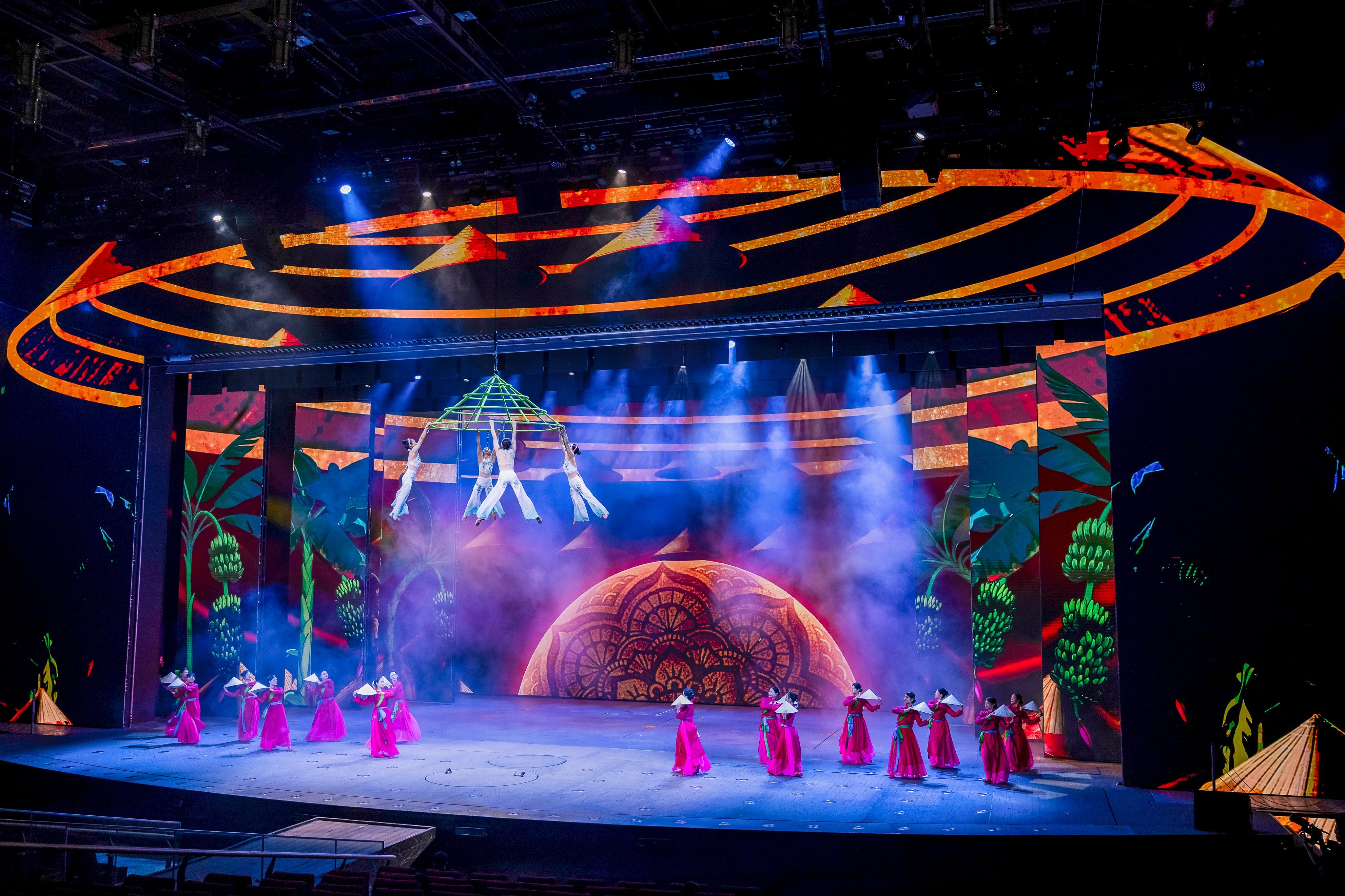 2-cac-nghe-si-thuc-hien-nhung-man-trinh-dien-ky-thuat-tren-khong-ket-hop-ngon-ngu-mua-xiec-va-hieu-ung-san-khau-de-tai-hien-nhung-lat-cat-giau-cam-xuc-cua-lich-su-dan-toc-imageforge-1783083157.jpg