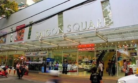 Hàng ngàn món đồ hiệu nghi giả bị thu giữ tại Saigon Square – Ai đứng đằng sau?